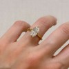 pierscionek-zareczynowy-royal-stones-stella-moissanit-3_5ct-szlif-owalny-na-palcu-zloto-hariets.JPG