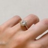 pierscionek-zareczynowy-halo-stardust-moissanit-1ct-szlif-szmaragdowy-na-palcu-bok-zolte-zloto-hariets.jpg