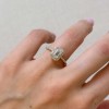 pierscionek-zareczynowy-halo-stardust-diament-laboratoryjny-1ct-szlif-szmaragdowy-na-palcu-zolte-zloto-hariets.JPG