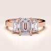 pierscionek-zareczynowy-trinity-diament-laboratoryjny-3ct-szlif-szmaragdowy-rozowe-zloto-envy-hariets.jpg