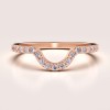 obraczka-z-moissanitami-curve-0-23ct-szlif-brylantowy-rozowe-zloto-aurea-hariets.jpg