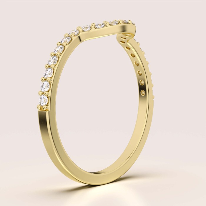 obraczka-z-moissanitami-curve-0-23ct-szlif-brylantowy-bok-zolte-zloto-aurea-hariets.jpg