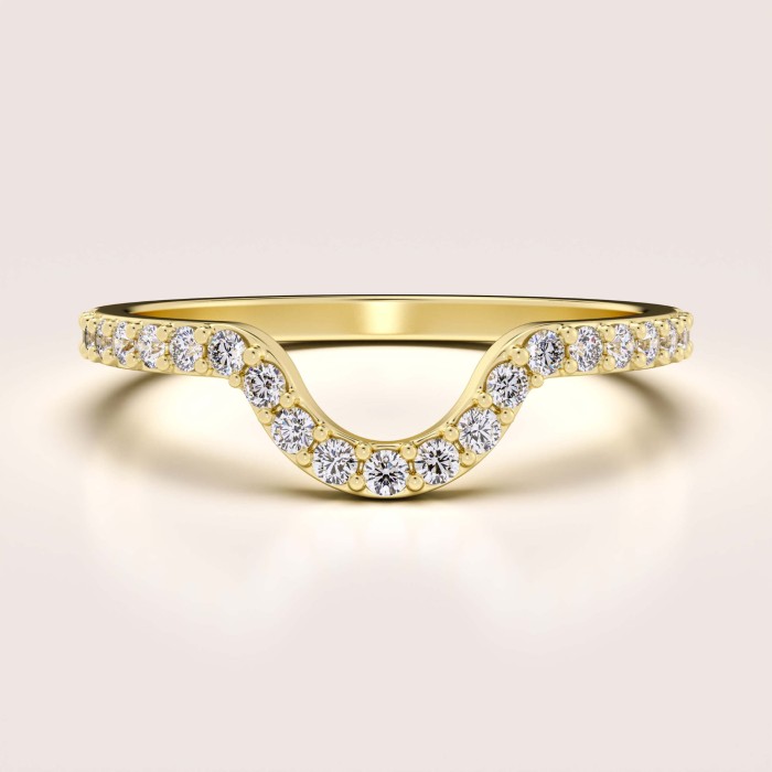 obraczka-z-moissanitami-curve-0-23ct-szlif-brylantowy-zolte-zloto-aurea-hariets.jpg