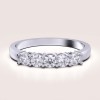 obraczka-z-piecioma-moissanitami-0-5ct-szlif-brylantowy-biale-zloto-bangle-hariets.jpg