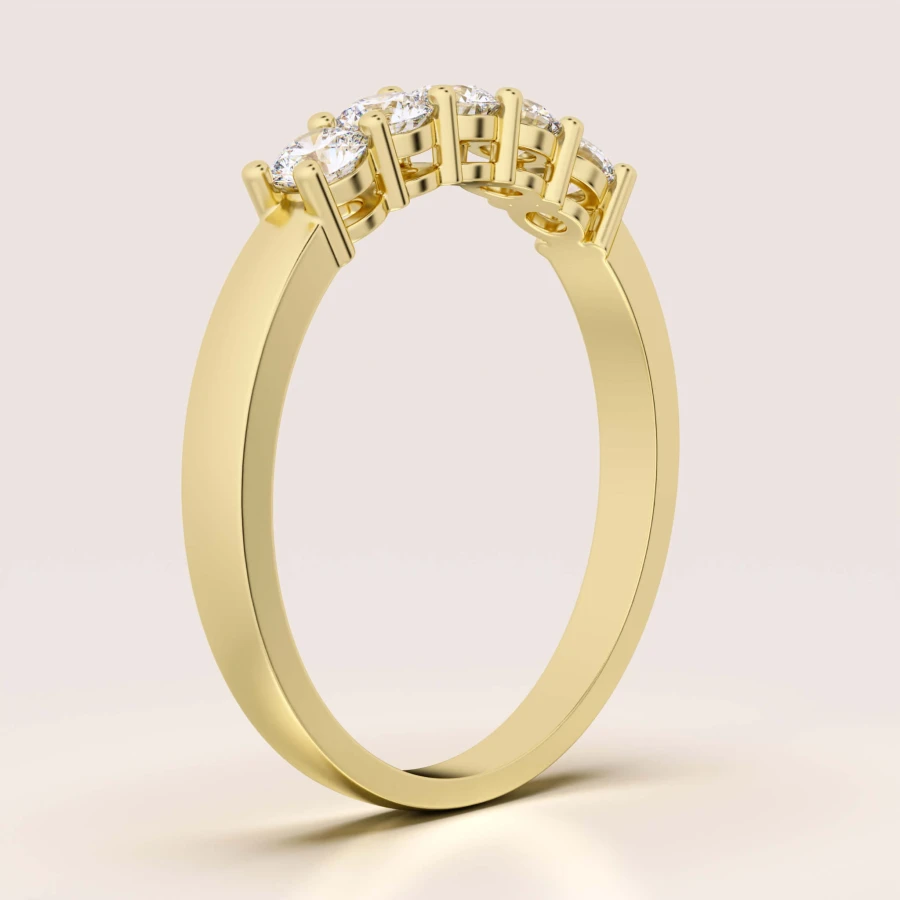 obraczka-z-piecioma-moissanitami-0-5ct-szlif-brylantowy-bok-zolte-zloto-bangle-hariets.jpg