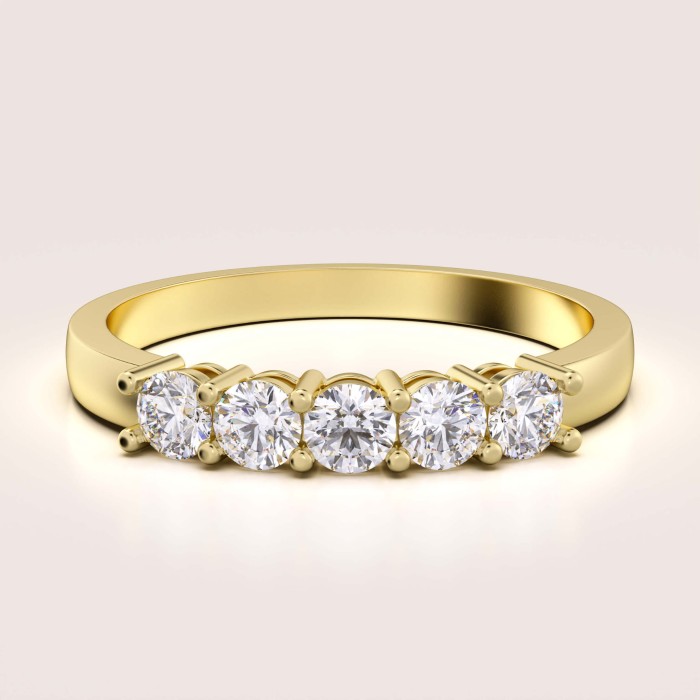 obraczka-z-piecioma-moissanitami-0-5ct-szlif-brylantowy-zolte-zloto-bangle-hariets.jpg