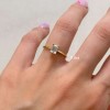 pierscionek-zareczynowy-petit-diament-laboratoryjny-0-5ct-szlif-szmaragdowy-na-palcu-zolte-zloto-finesse-hariets.JPG