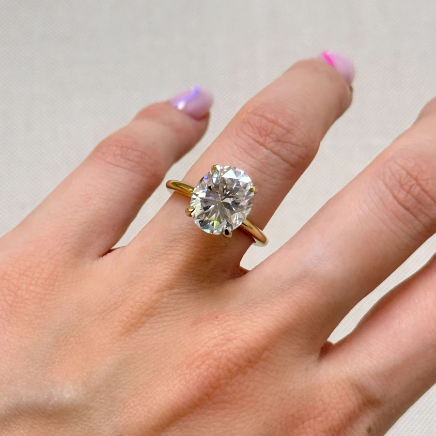 pierscionek-zareczynowy-royal-stones-moissanit-5ct-szlif-owalny-na-palcu-zloto-paris-hariets.JPG