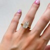 pierscionek-zareczynowy-royal-stones-moissanit-5ct-szlif-radiant-na-palcu-zolte-zloto-avalon-hariets.jpg