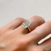 pierscionek-zareczynowy-royal-stones-moissanit-5ct-szlif-radiant-na-palcu-bok-srebro-avalon-hariets.JPG