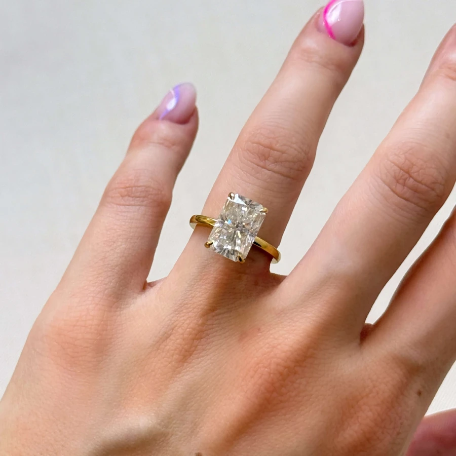 pierscionek-zareczynowy-royal-stones-moissanit-5ct-szlif-radiant-na-palcu-srebroo-avalon-hariets.JPG