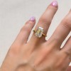 pierscionek-zareczynowy-royal-stones-moissanit-5ct-szlif-szmaragdowy-na-palcu-zolte-zloto-nobilis-hariets.jpg