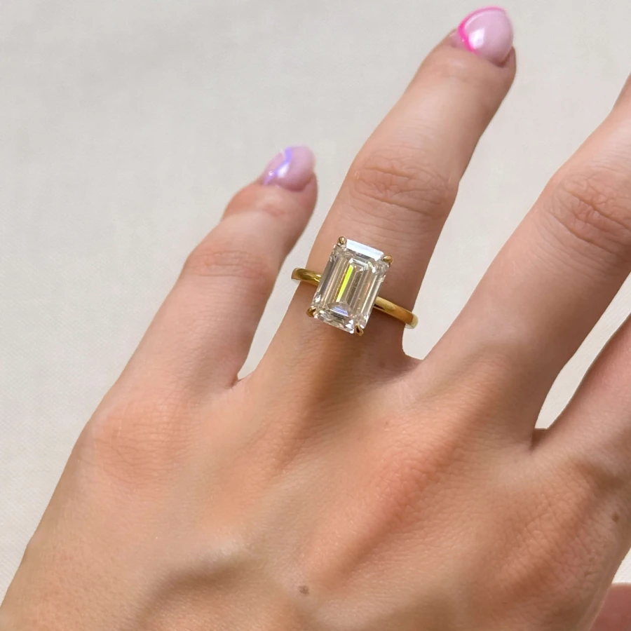 pierscionek-zareczynowy-royal-stones-moissanit-5ct-szlif-szmaragdowy-na-palcu-zolte-zloto-nobilis-hariets.jpg