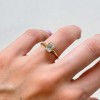 pierscionek-zareczynowy-bezel-moissanit-1ct-szlif-szmaragdowy-na-palcu-zolte-zloto-stellar-hariets.jpg