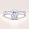 pierscionek-zareczynowy-bezel-moissanit-0-5ct-szlif-owalny-biale-zloto-pure-hariets.jpg
