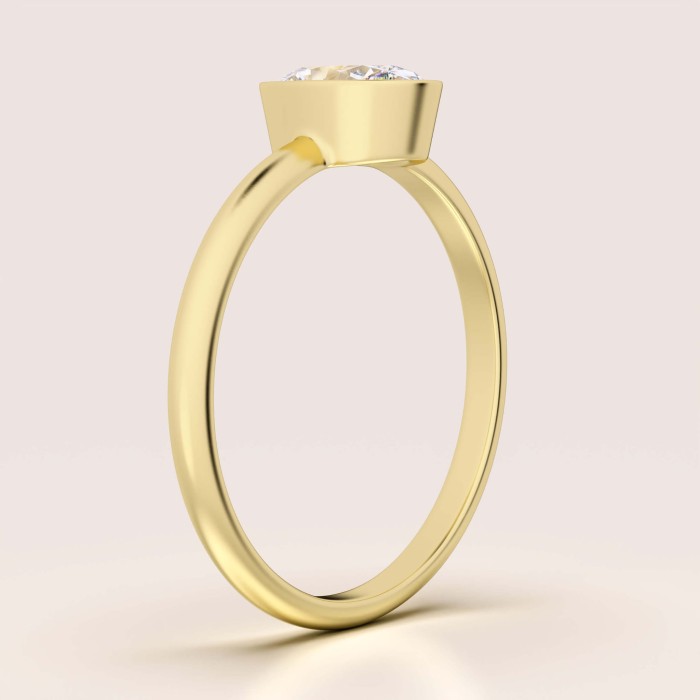 pierscionek-zareczynowy-bezel-moissanit-0-5ct-szlif-owalny-bok-zolte-zloto-pure-hariets.jpg