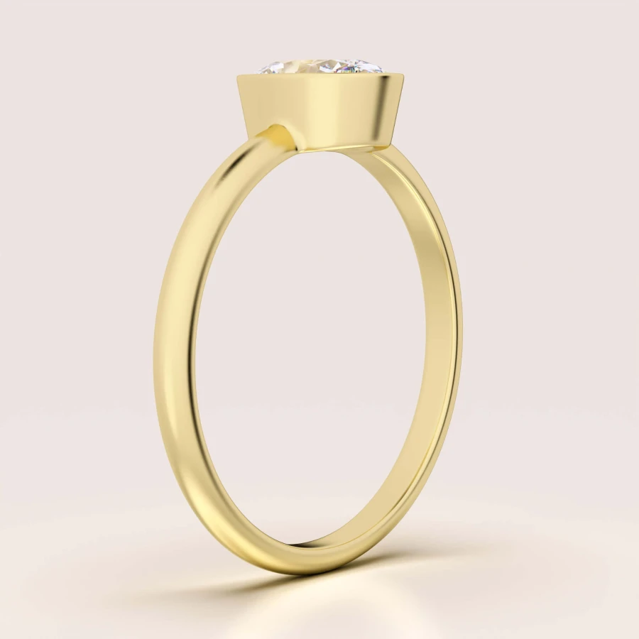 pierscionek-zareczynowy-bezel-moissanit-0-5ct-szlif-owalny-bok-zolte-zloto-pure-hariets.jpg