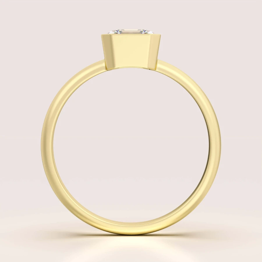 pierscionek-zareczynowy-bezel-moissanit-1ct-szlif-asscher-front-zolte-zloto-ray-hariets.jpg