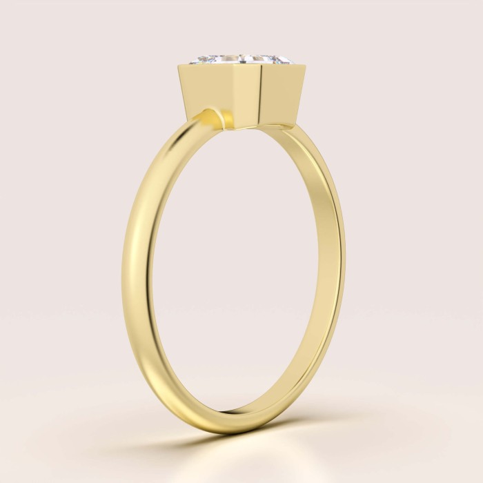 pierscionek-zareczynowy-bezel-moissanit-1ct-szlif-asscher-bok-zolte-zloto-ray-hariets.jpg