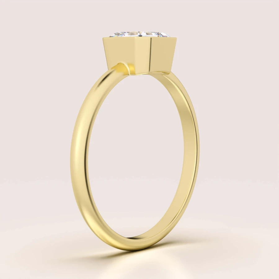 pierscionek-zareczynowy-bezel-moissanit-1ct-szlif-asscher-bok-zolte-zloto-ray-hariets.jpg