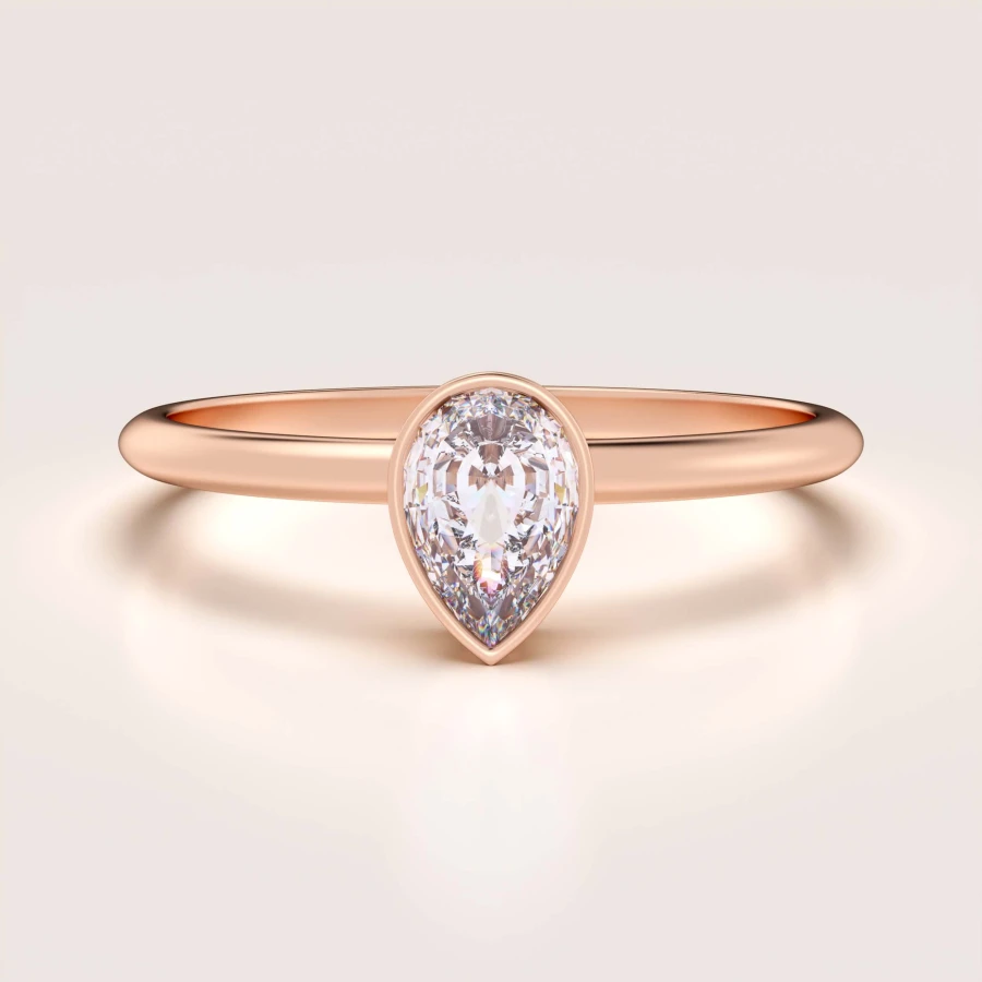 pierscionek-zareczynowy-bezel-moissanit-0-5ct-szlif-gruszka-rozowe-zloto-drop-hariets.jpg