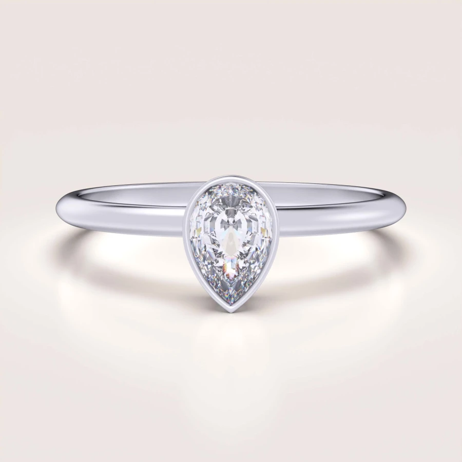 pierscionek-zareczynowy-bezel-moissanit-0-5ct-szlif-gruszka-biale-zloto-drop-hariets.jpg