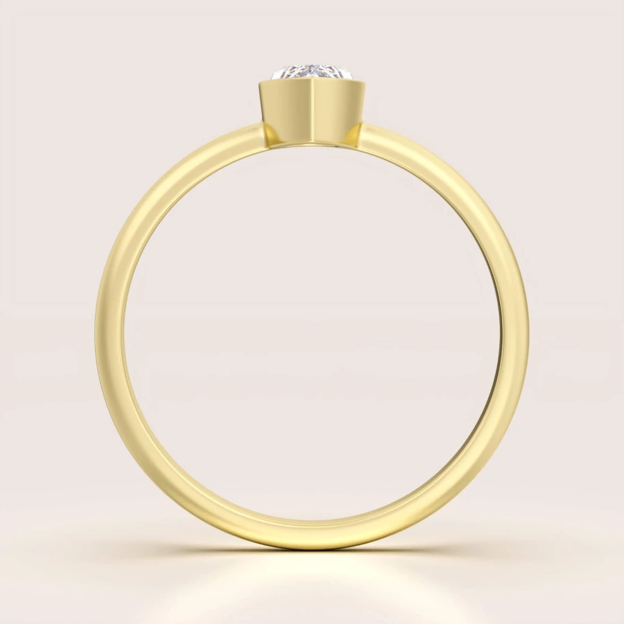 pierscionek-zareczynowy-bezel-moissanit-0-5ct-szlif-gruszka-front-zolte-zloto-drop-hariets.jpg