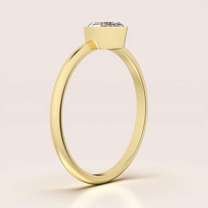 pierscionek-zareczynowy-bezel-moissanit-0-5ct-szlif-gruszka-bok-zolte-zloto-drop-hariets.jpg