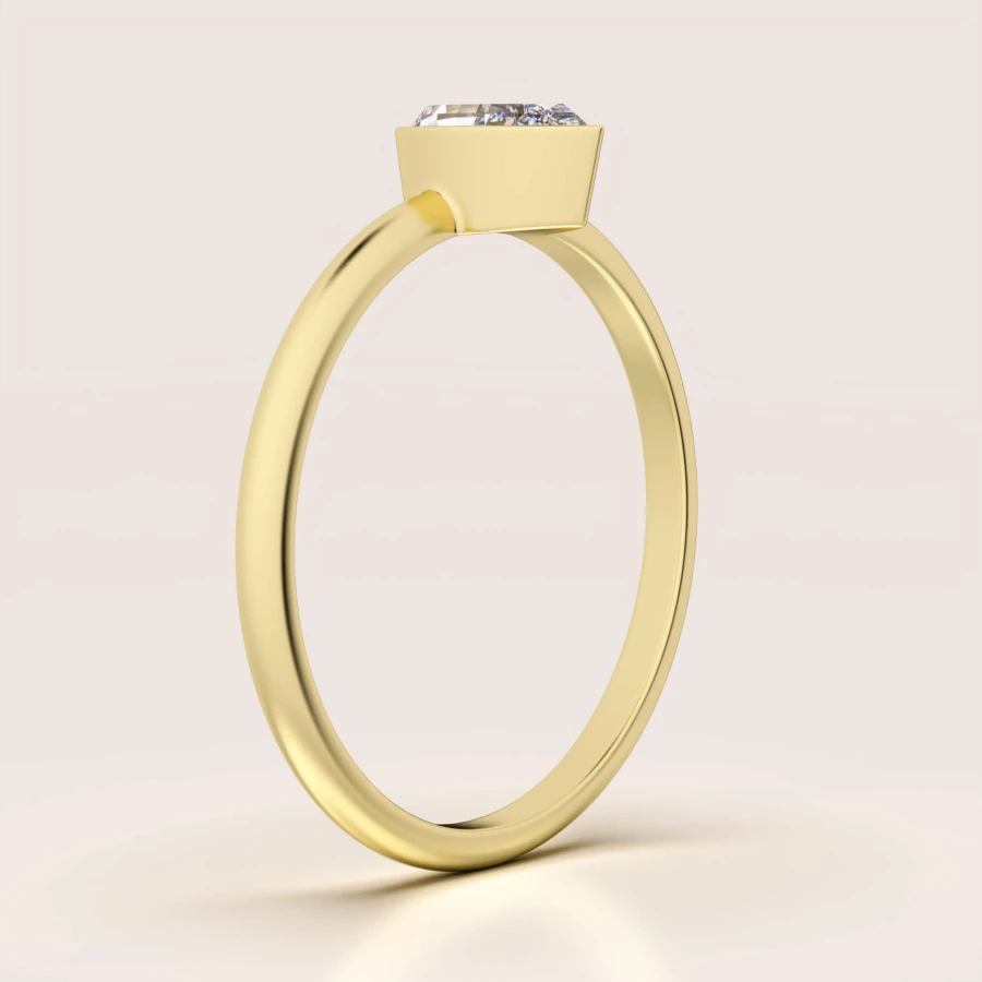 pierscionek-zareczynowy-bezel-moissanit-0-5ct-szlif-gruszka-bok-zolte-zloto-drop-hariets.jpg