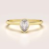 pierscionek-zareczynowy-bezel-moissanit-0-5ct-szlif-gruszka-zolte-zloto-drop-hariets.jpg