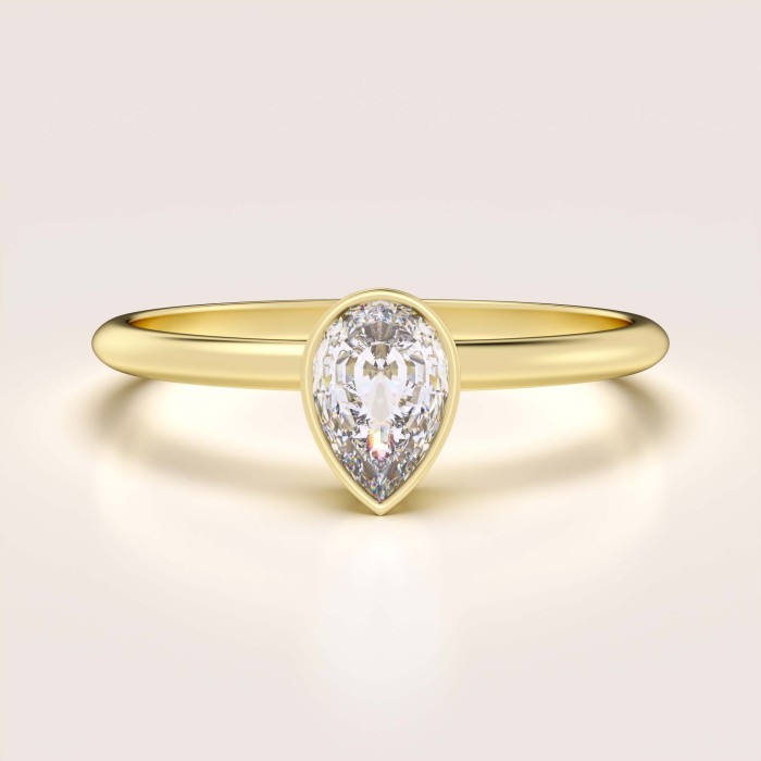 pierscionek-zareczynowy-bezel-moissanit-0-5ct-szlif-gruszka-zolte-zloto-drop-hariets.jpg