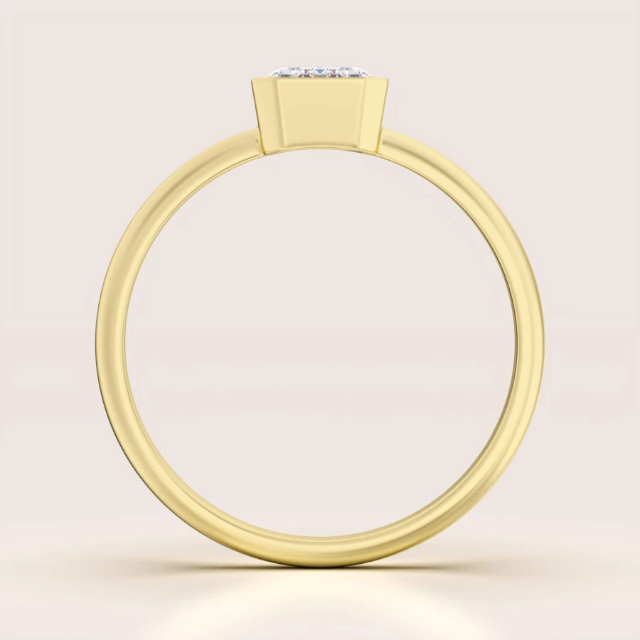pierscionek-zareczynowy-bezel-moissanit-1ct-szlif-szmaragdowy-front-zolte-zloto-stellar-hariets.jpg