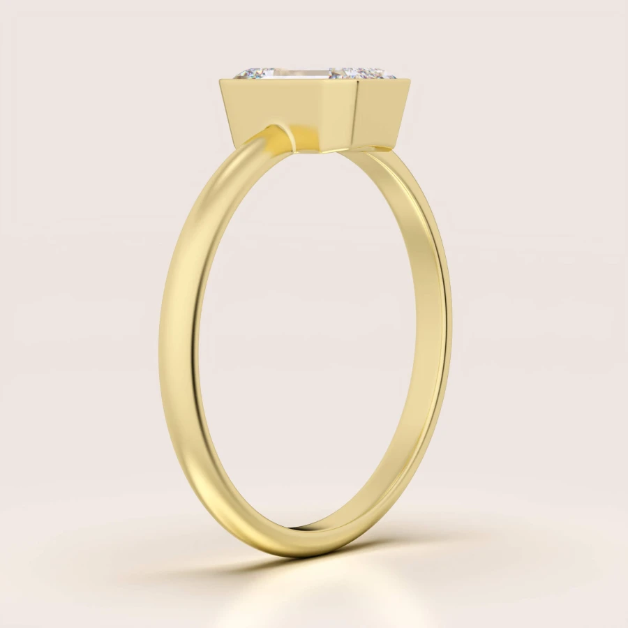 pierscionek-zareczynowy-bezel-moissanit-1ct-szlif-szmaragdowy-bok-zolte-zloto-stellar-hariets.jpg