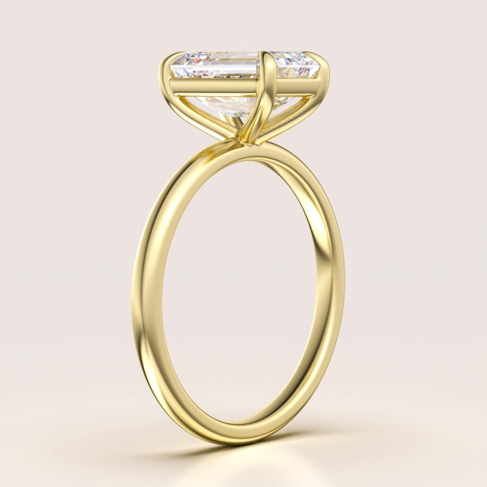 pierscionek-zareczynowy-solitaire-moissanit-2-3ct-szlif-szmaragdowy-bok-zolte-zloto-madeleine-hariets.jpg