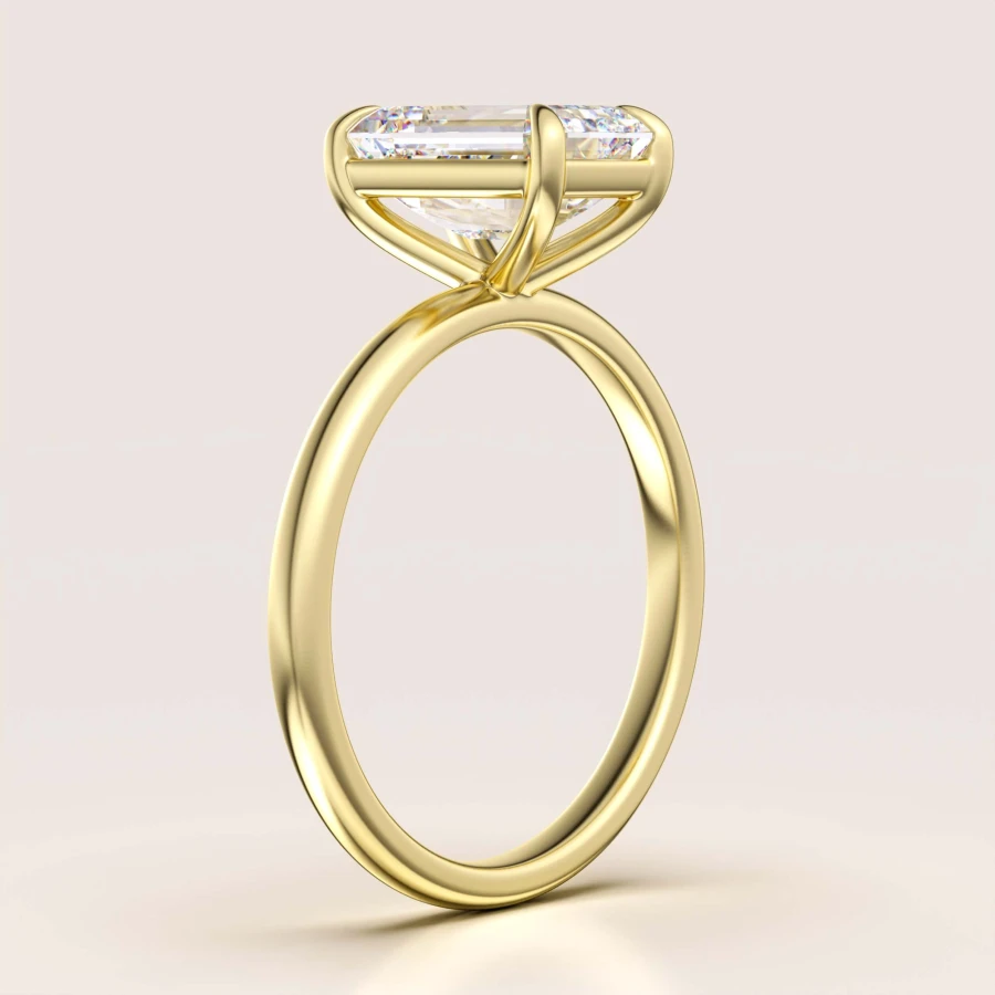 pierscionek-zareczynowy-solitaire-moissanit-2-3ct-szlif-szmaragdowy-bok-zolte-zloto-madeleine-hariets.jpg