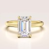 pierscionek-zareczynowy-solitaire-moissanit-2-3ct-szlif-szmaragdowy-zolte-zloto-madeleine-hariets.jpg
