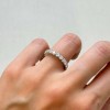 obraczka-eternity-moissanitami-3mm-szlif-brylantowy-na-palcu-zblizenie-zolte-zloto-hariets.JPG