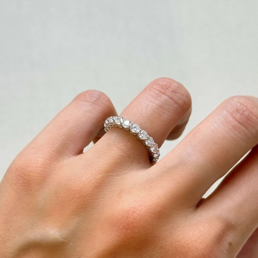 obraczka-eternity-moissanitami-3mm-szlif-brylantowy-na-palcu-zblizenie-zolte-zloto-hariets.JPG