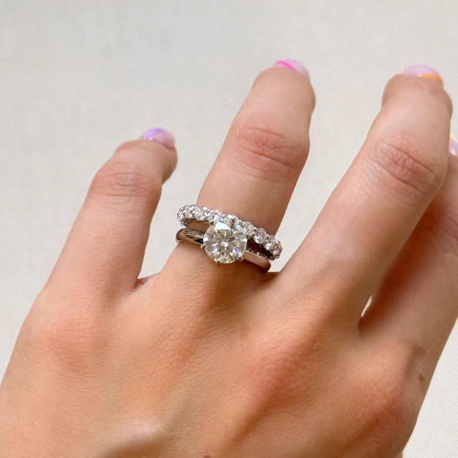 obraczka-eternity-moissanitami-3mm-szlif-brylantowy-na-palcu-komplet-inspiracja-srebro-hariets.JPG