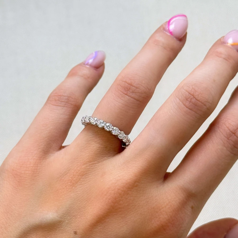 obraczka-eternity-moissanitami-3mm-szlif-brylantowy-na-palcu-srebro-hariets.JPG