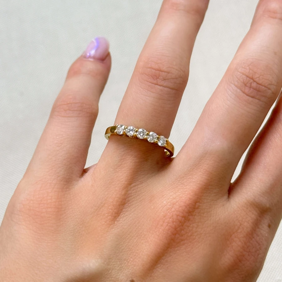 obraczka-z-piecioma-moissanitami-0-5ct-szlif-brylantowy-na-palcu-zolte-zloto-bangle-hariets.JPG