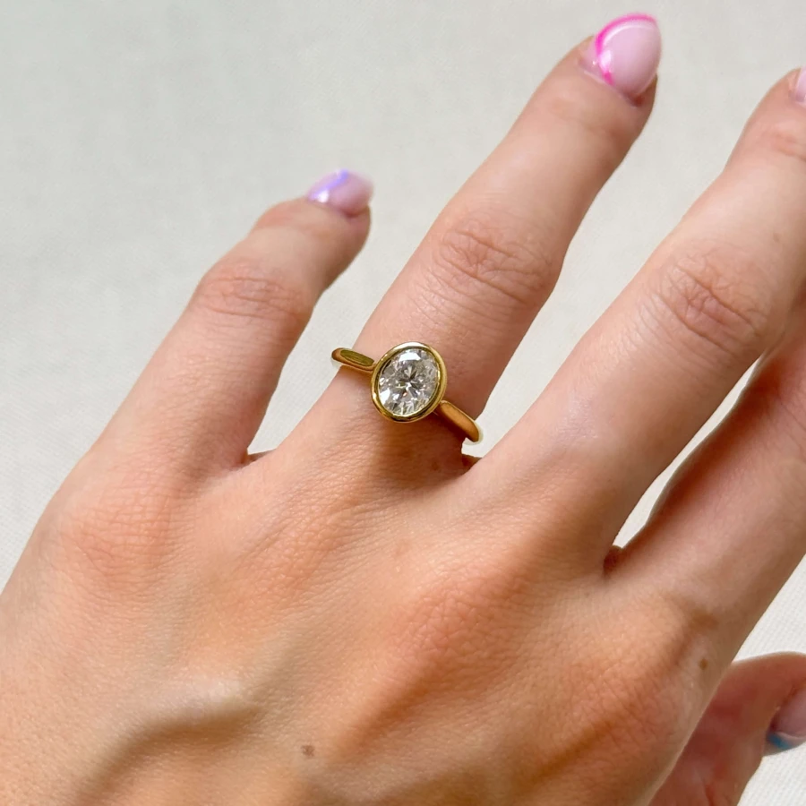pierscionek-zareczynowy-bezel-moissanit-1-2ct-szlif-owalny-na-palcu-zolte-zloto-amora-hariets.jpg