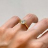 pierscionek-zareczynowy-bezel-moissanit-1-2ct-szlif-owalny-na-palcu-zblizenie-zolte-zloto-amora-hariets.jpg
