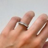 obrączka-eternity-z-moissanitami-2mm-szlif-brylantowy-na-palcu-bok-srebro-endless-hariets.jpg