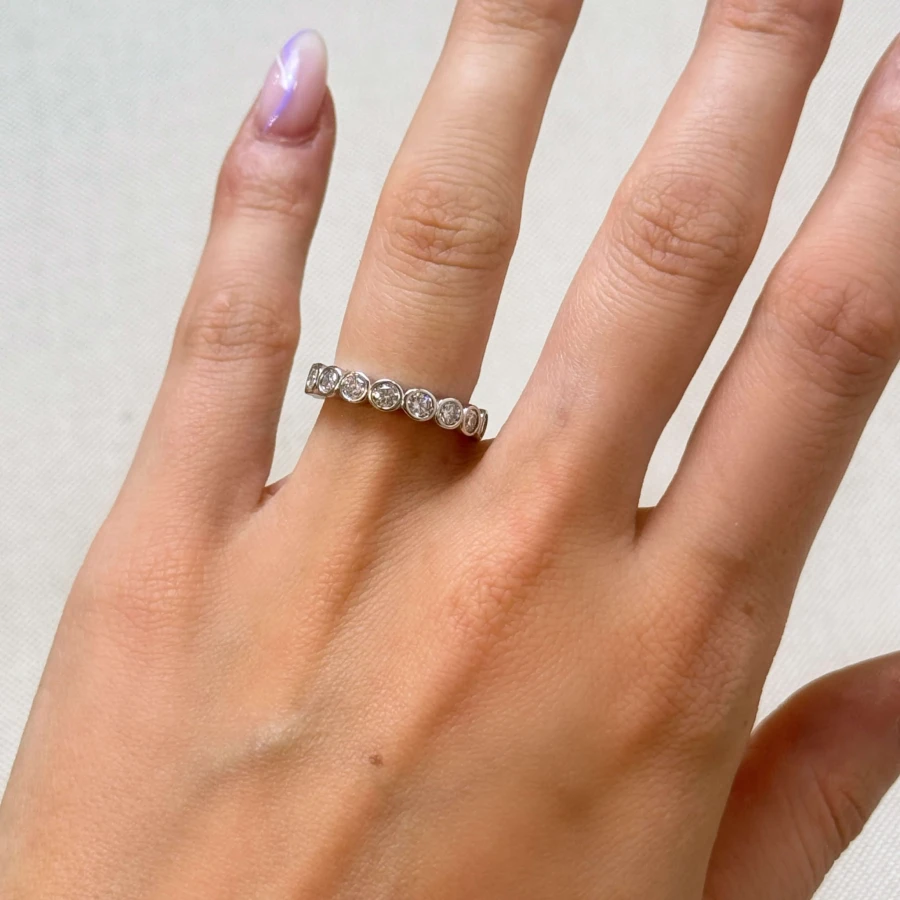 obrączka-eternity-z-moissanitami-3mm-szli-brylantowy-bezel-na-palcu-srebro-hariets.jpg