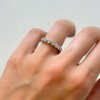 obrączka-eternity-z-moissanitami-3mm-szli-brylantowy-bezel-na-palcu-bok-srebro-hariets.jpg