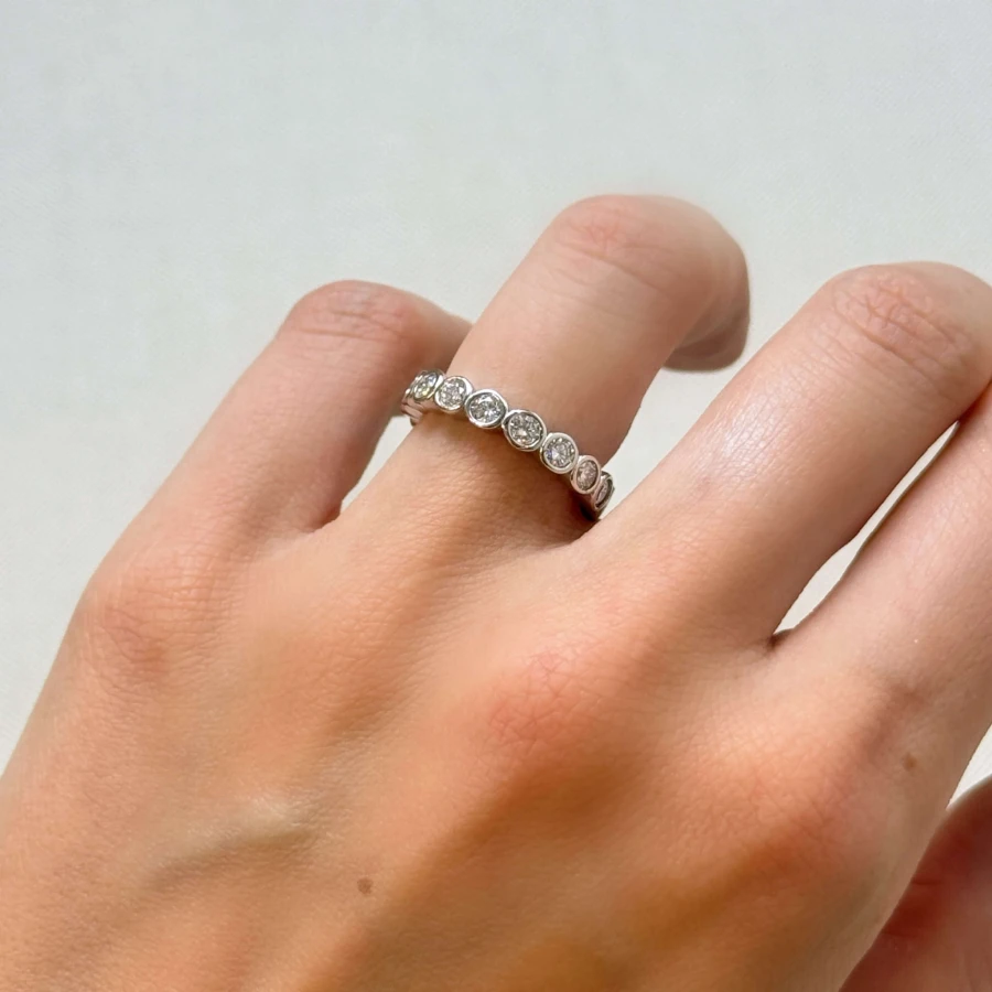 obrączka-eternity-z-moissanitami-3mm-szli-brylantowy-bezel-na-palcu-bok-srebro-hariets.jpg