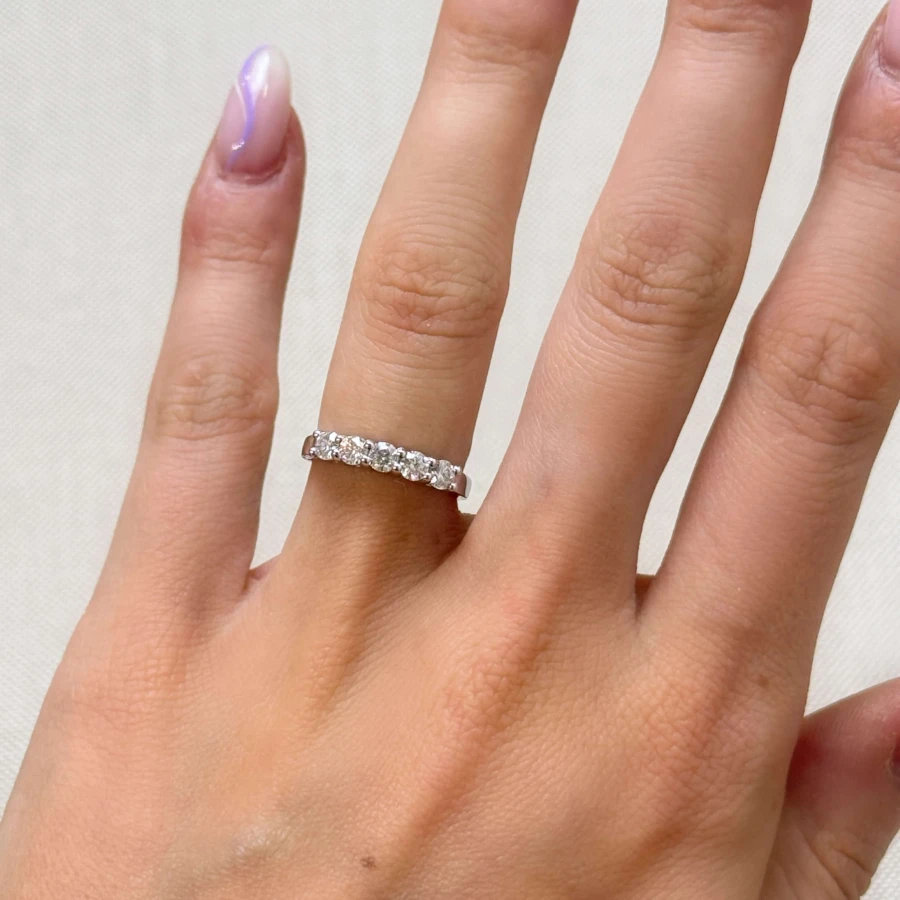 obraczka-z-piecioma-moissanitami-0-5ct-szlif-brylantowy-na-palcu-srebro-bangle-hariets.jpg