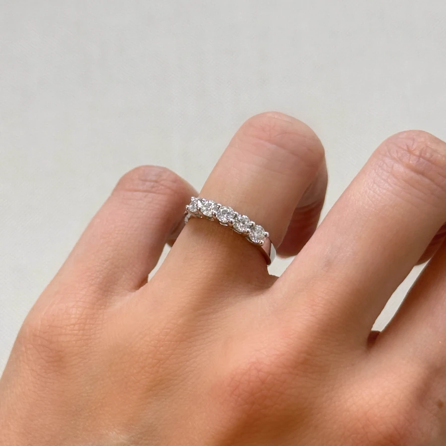 obraczka-z-piecioma-moissanitami-0-5ct-szlif-brylantowy-na-palcu-bok-srebro-bangle-hariets.jpg