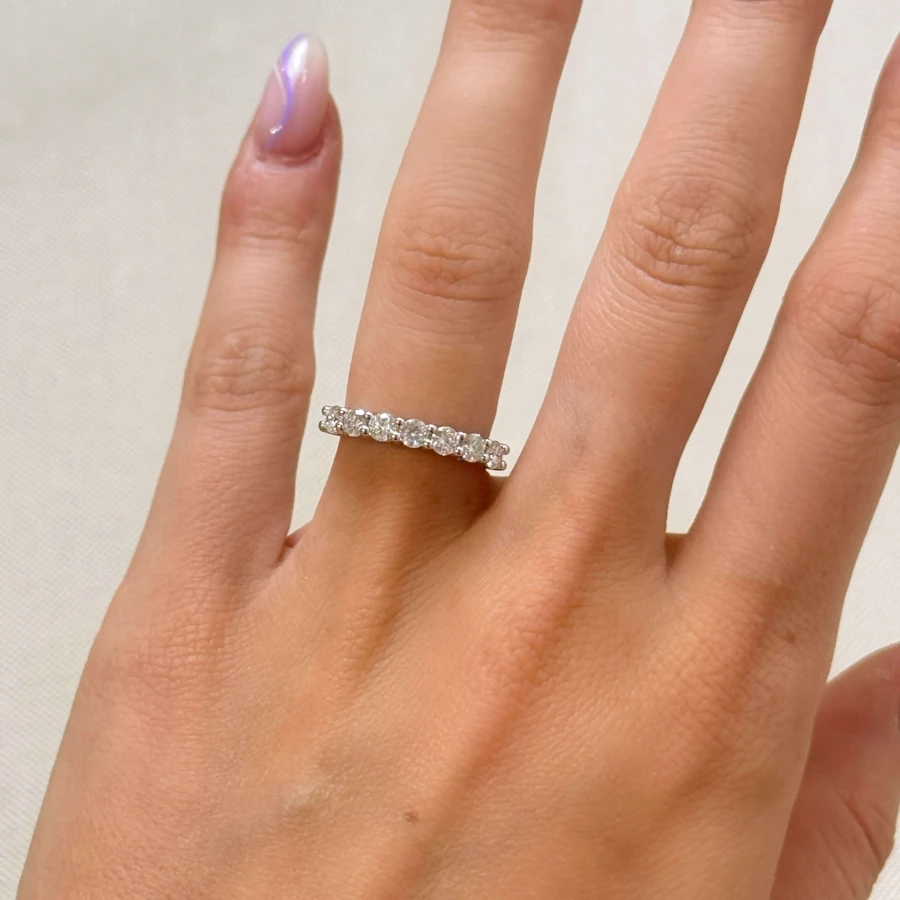 obraczka-z-siedmioma-moissanitami-0-7ct-szlif-brylantowy-na-palcu-srebro-bangle-hariets.jpg